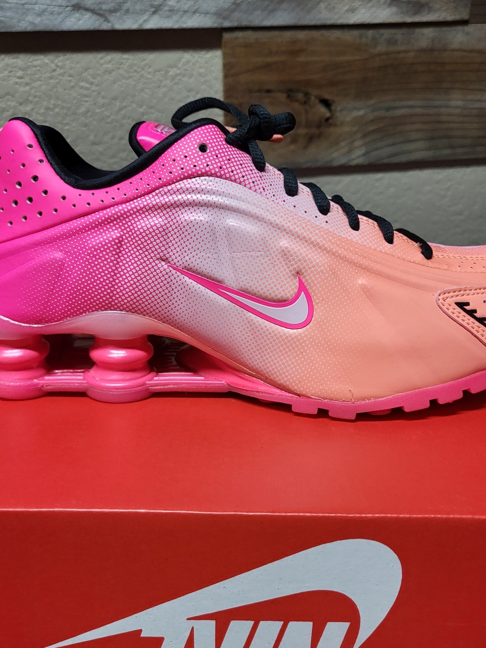 *NEW* Women’s Size 7.5 - Nike Shox R4 Hyper Pink Black IH2343-600